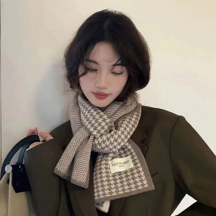Knitted scarf with houndstooth pattern