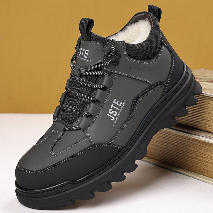 Men's winter boots made of leather with lamb fur lining