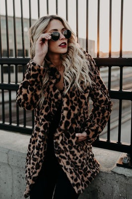 Women’s faux fur coat with leopard pattern and lapels