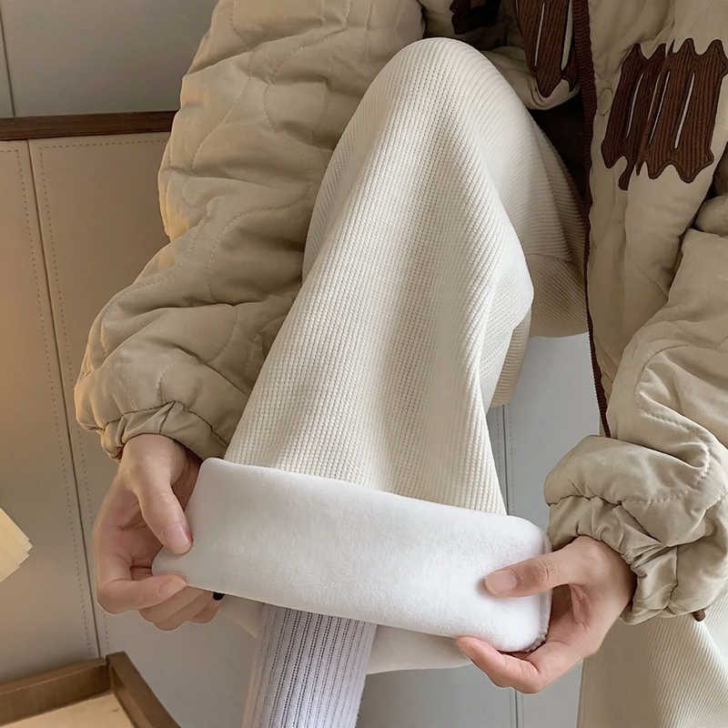 Loose cord pants with wide leg