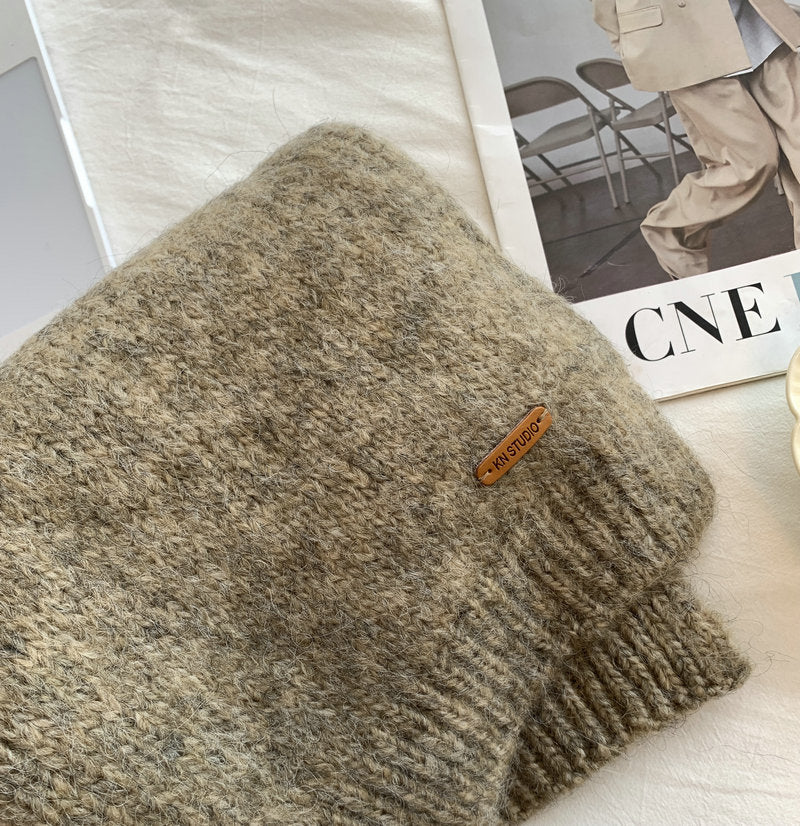 Soft scarf with alpaca wool content and leather label