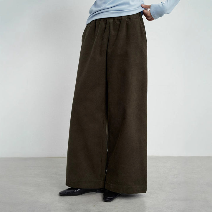 Padded women's corduroy pants with straight leg
