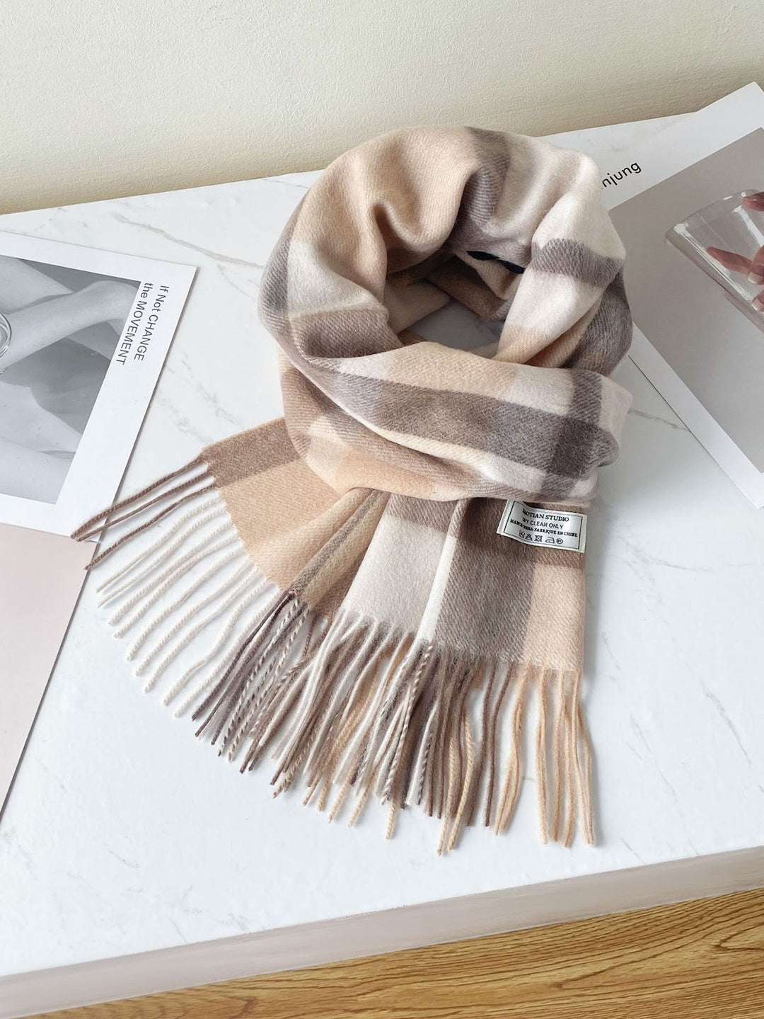 Checkered wool scarf with fringes, 188x30 cm