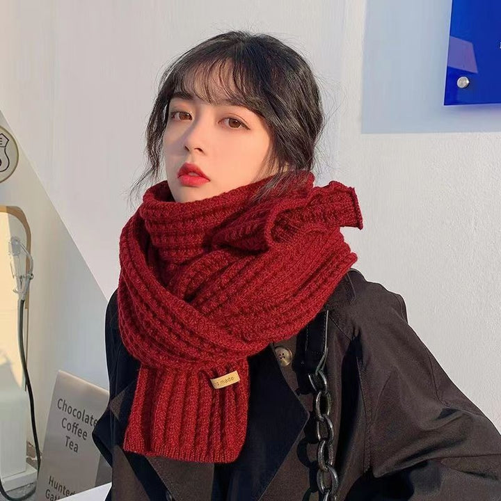 Knitted scarf with houndstooth pattern