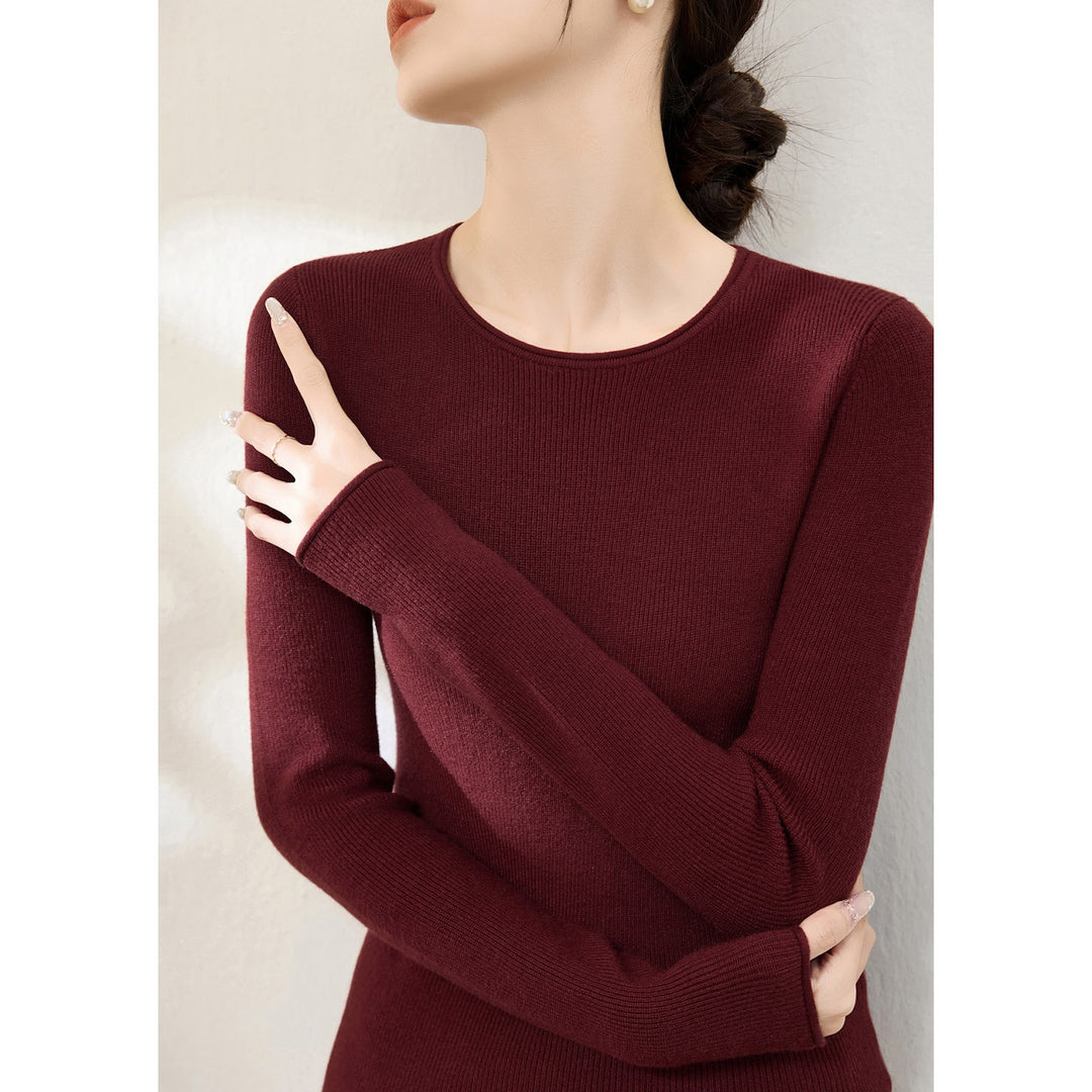 Slim fit knitted sweater with round neck