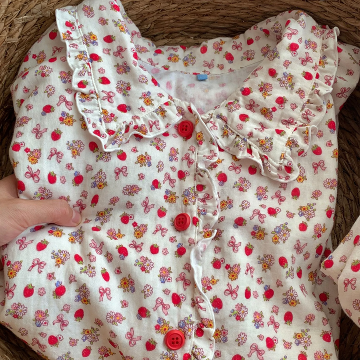 Women's pajamas made of cotton muslin with strawberry pattern