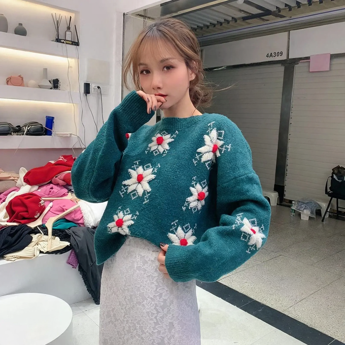 Knitted pullover with snowflake embroidery