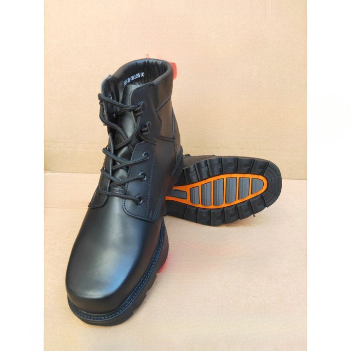 Men's winter boots made of leather with lamb fur lining
