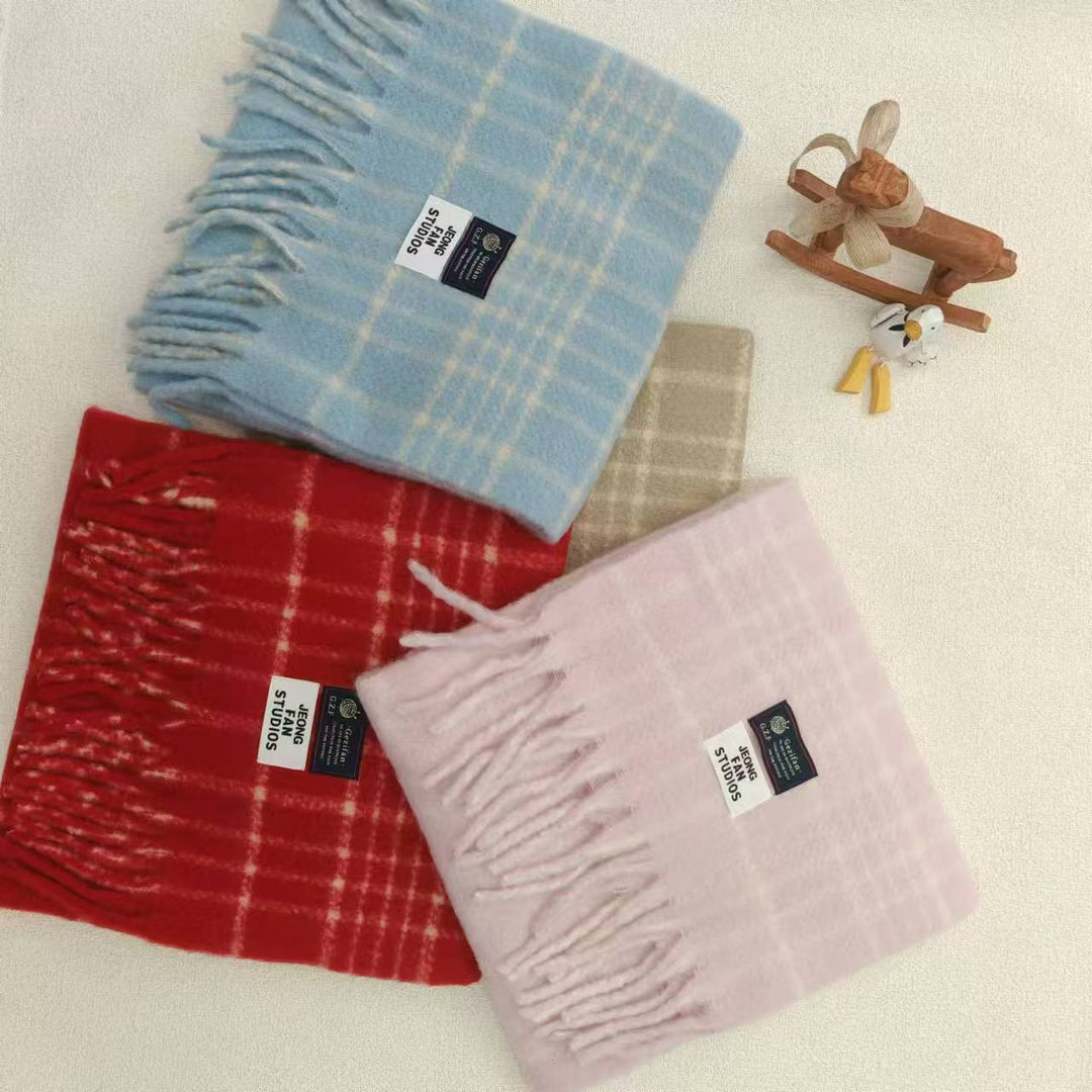 Classic checked wool scarf with fringes