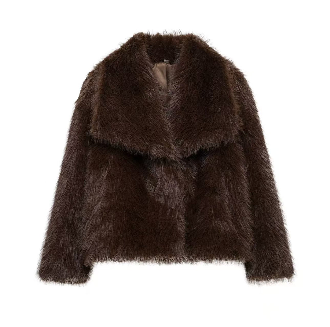 Fashionable coat with large faux fur lapel