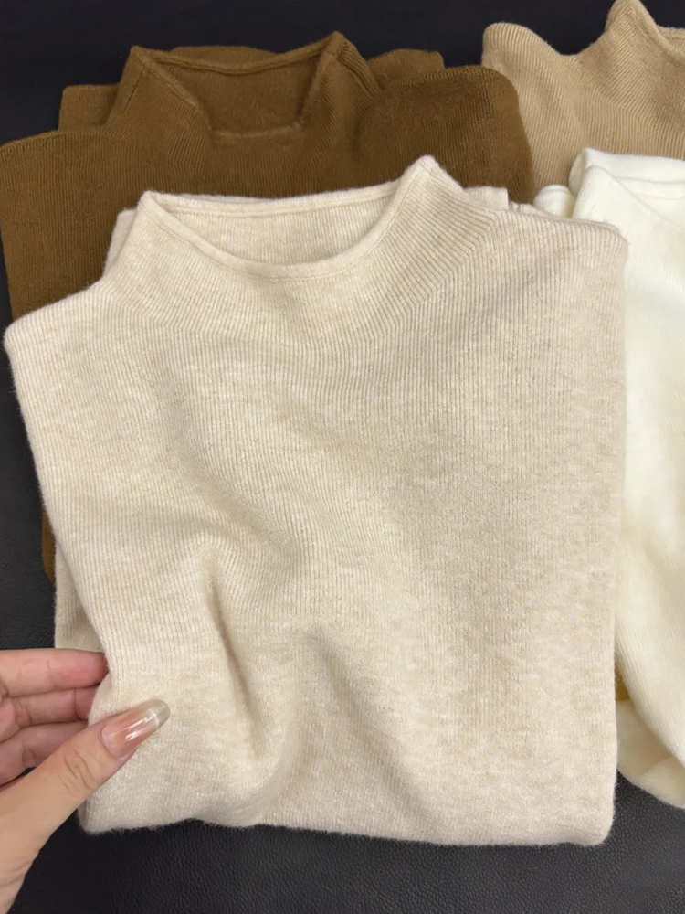 Elegant women's knit sweater with half collar