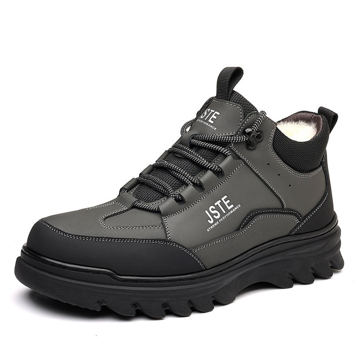 Men's winter boots made of leather with lamb fur lining