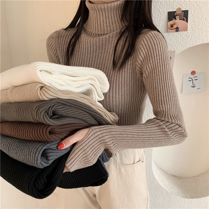 Figure-hugging turtleneck sweater with thumbholes