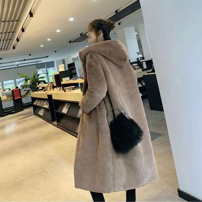 Long women's coat in faux fur with hood