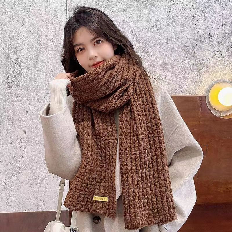 Knitted scarf with houndstooth pattern