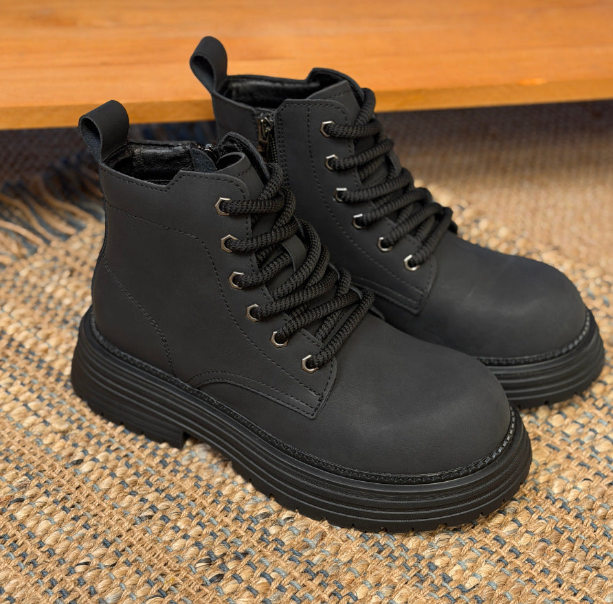Classic men's boots made of pigskin