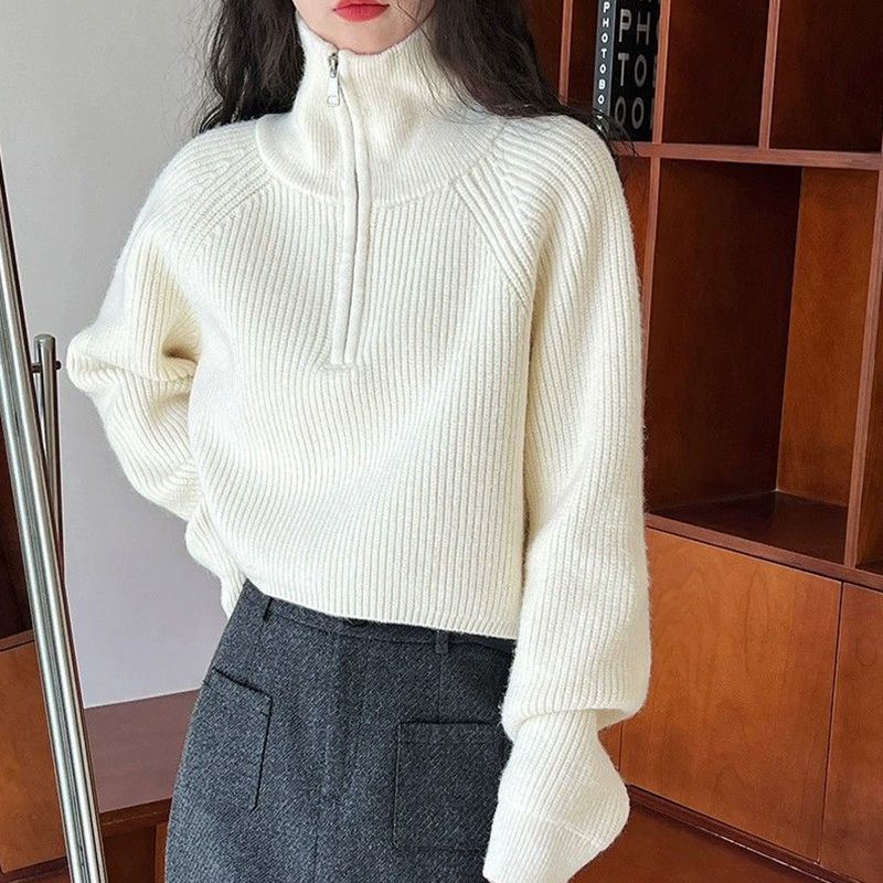 Short women's knitted sweater with zipper