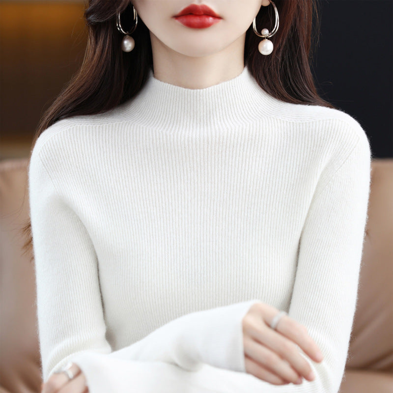 Seamless women's sweater made of 100% wool, close-fitting
