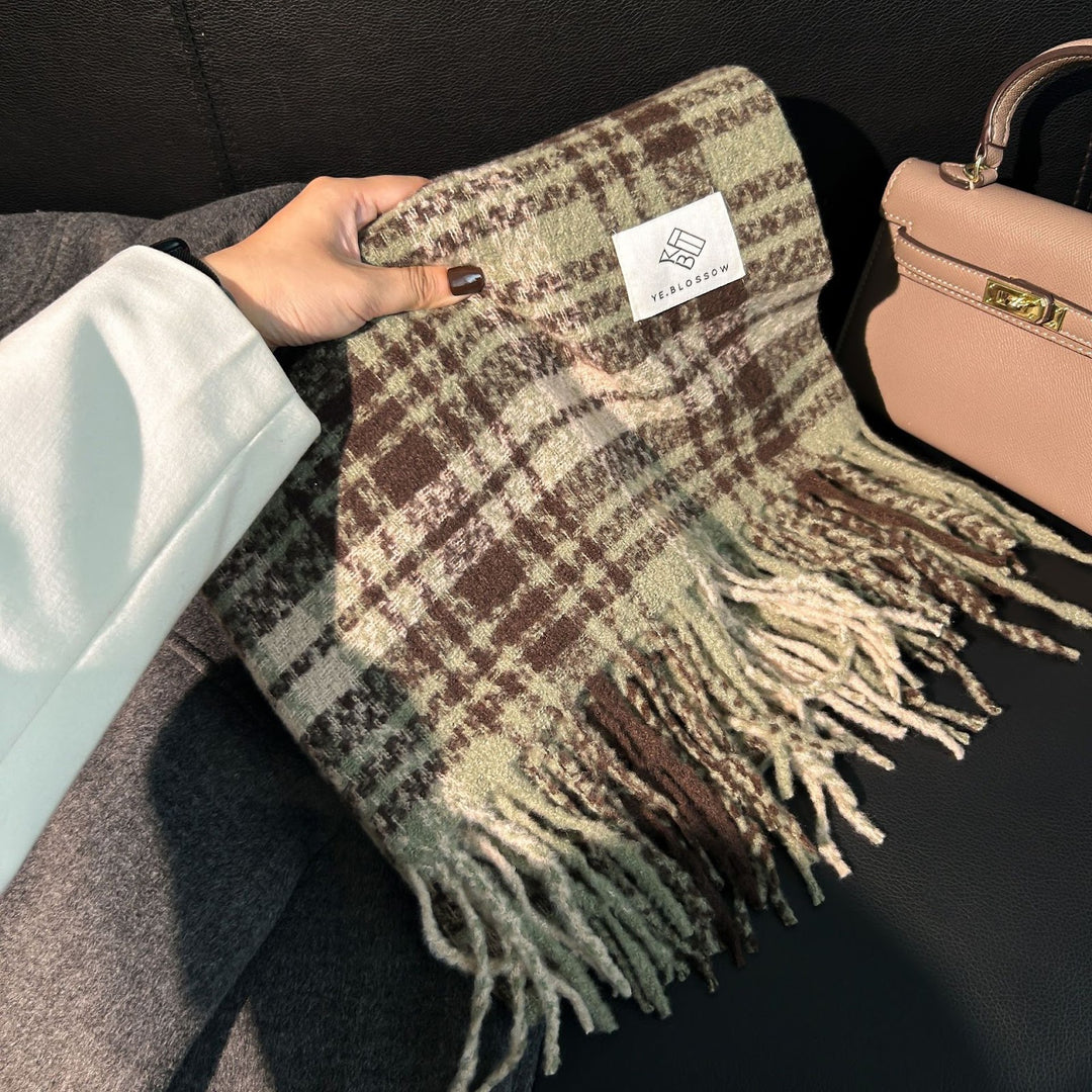 Thick checkered scarf in mohair look