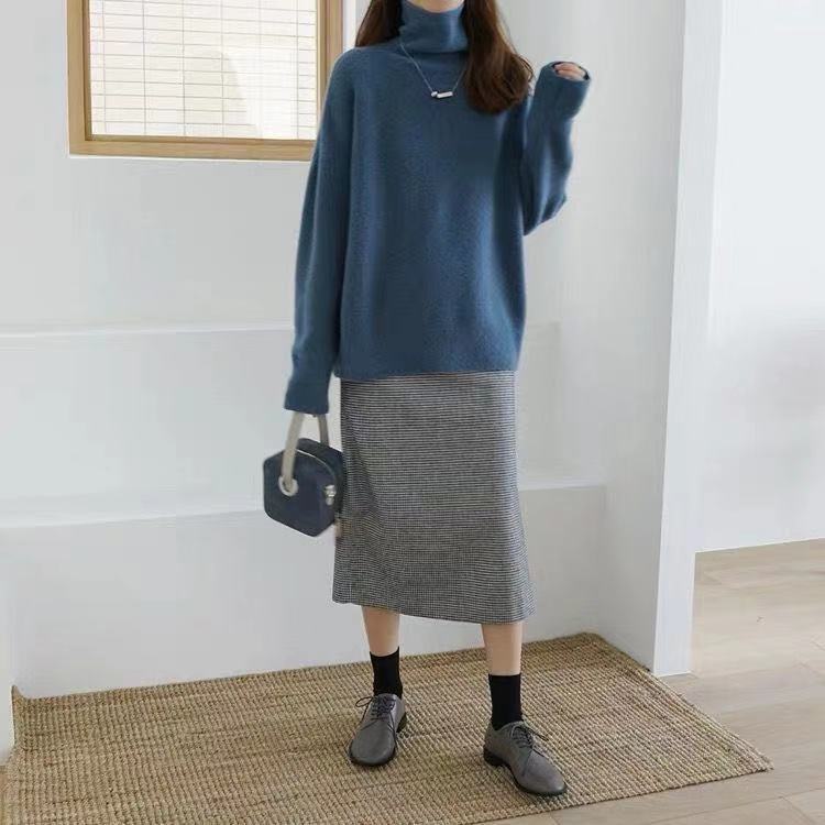 Pull à col roulé féminin confortable en matériau doux avec une coupe oversize Chic & Stil
