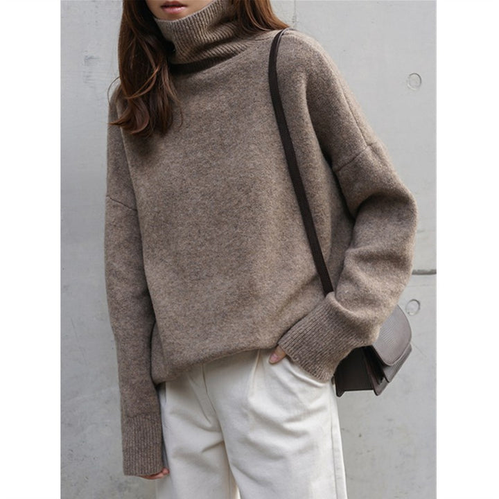 Pull à col roulé féminin confortable en matériau doux avec une coupe oversize Chic & Stil