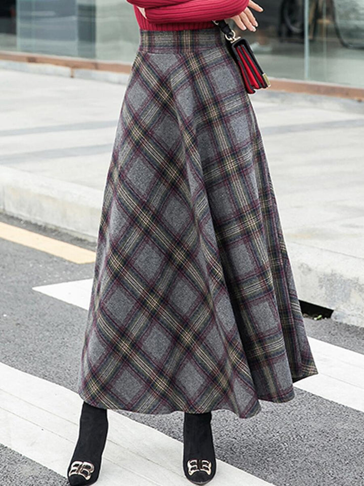 Elegant checkered skirt for women in high-quality wool blend with high waist Lune London