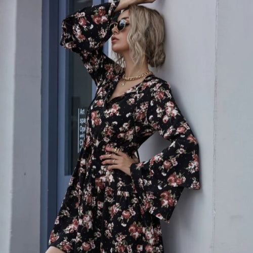 Robe midi femme avec des manches évasées larges et des motifs floraux Chic & Stil