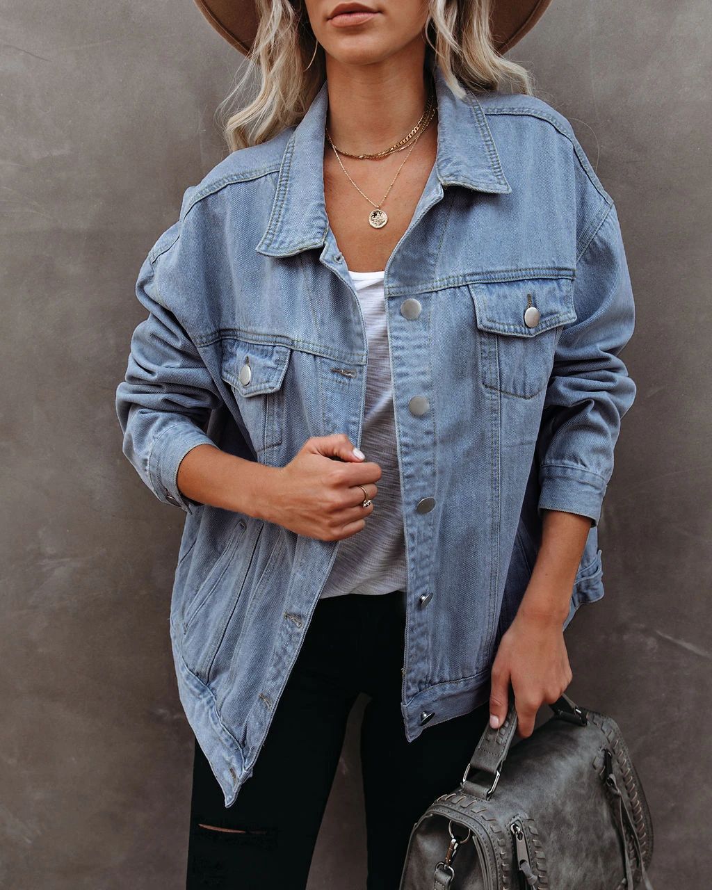 Veste en jean décontractée pour femmes au design oversize avec poches poitrine Chic & Stil