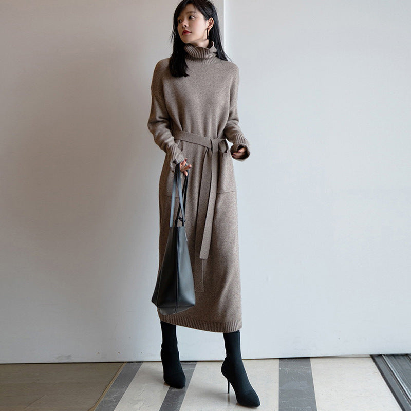 Robe tricotée pour femmes avec col montant et ceinture à la taille Chic & Stil
