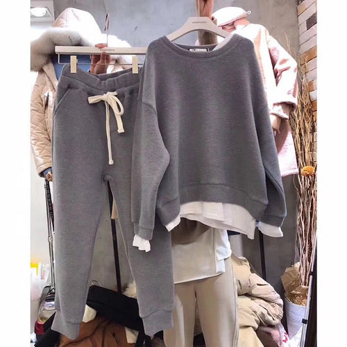 Women's casual leisure sports set with oversized sweater and relaxed joggers Chic & Stil