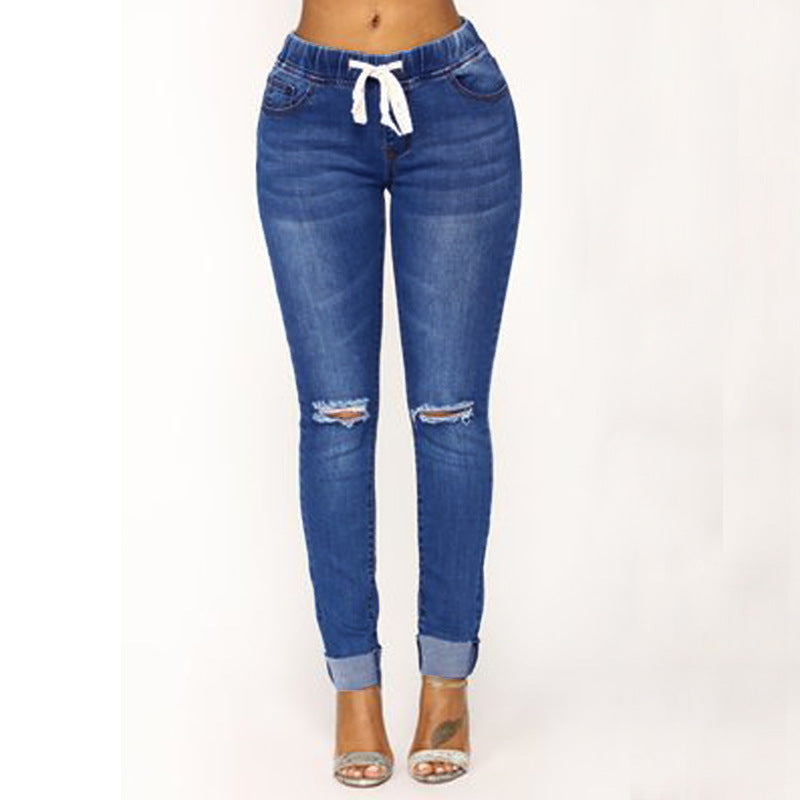 Cargo jeans for women with a modern look, featuring an elastic waistband and practical pockets Lune London