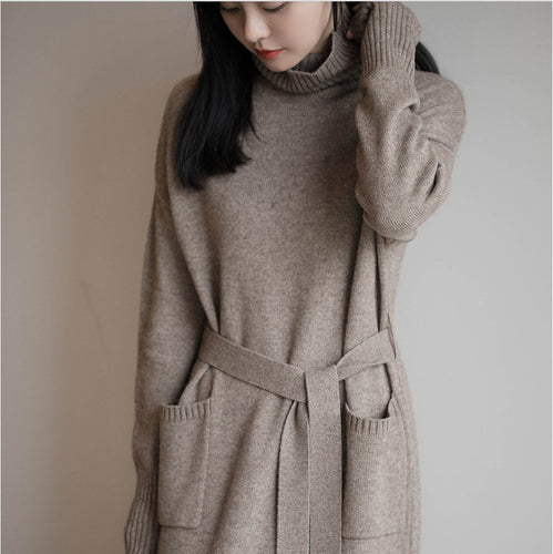 Robe tricotée pour femmes avec col montant et ceinture à la taille Chic & Stil