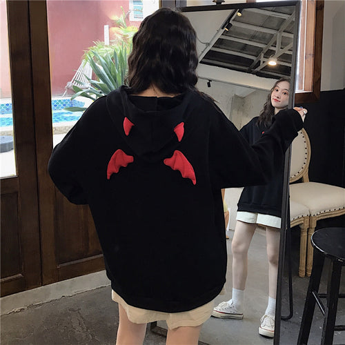Women's oversized hoodie with playful wing appliqués Chic & Stil