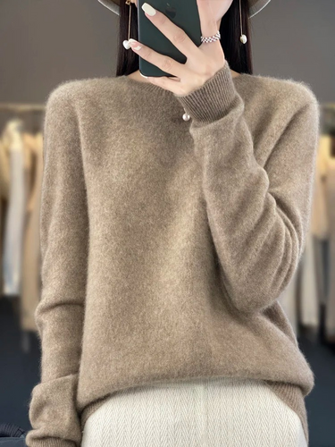 Chic Und Stil | Women's Round Neck Soft Elegant Knit Sweater