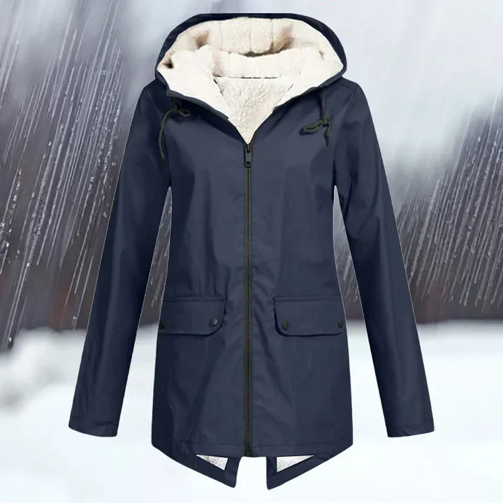 Amarae | a waterproof jacket with hood and reinforcement