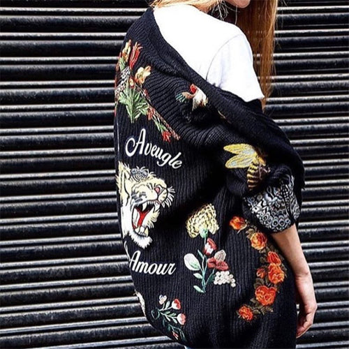 Cardigan pour femme avec motif floral et détails de boutons de haute qualité Chic & Stil