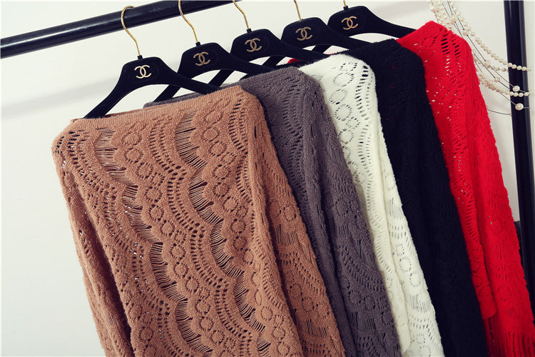 Crochet poncho for women with fringed edges and a fine openwork pattern Lune London