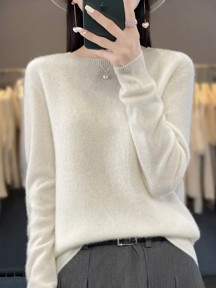 Chic Und Stil | Women's Round Neck Soft Elegant Knit Sweater