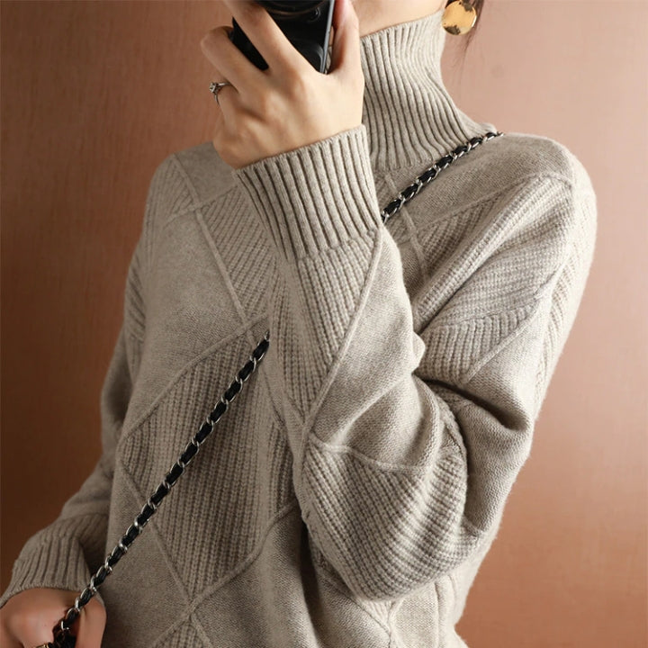 Spiegelbild einer Frau mit grauem Rollkragenpullover
