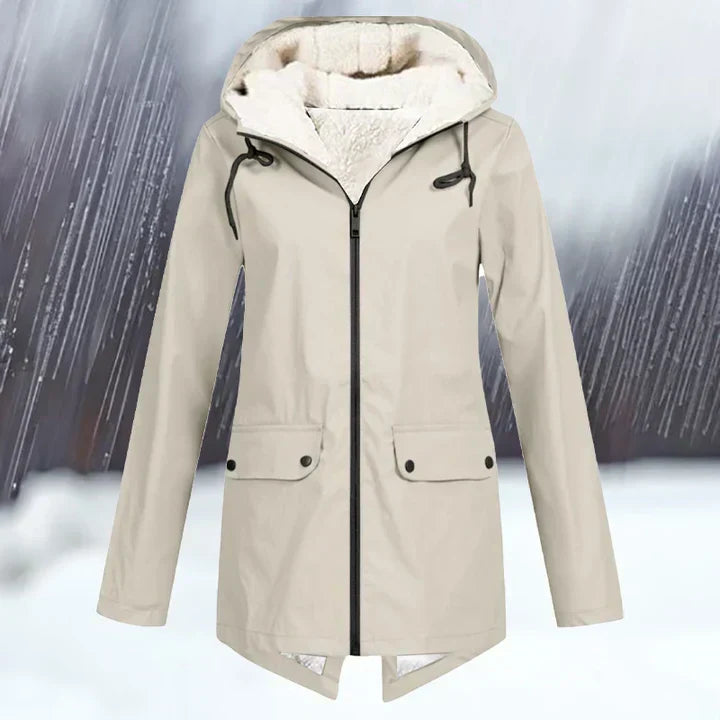Amarae | a waterproof jacket with hood and reinforcement