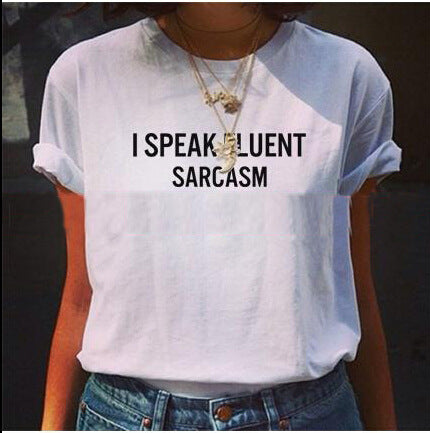 T-shirt pour femmes avec un slogan amusant et une coupe confortable Chic & Stil