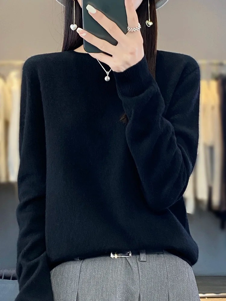 Chic Und Stil | Women's Round Neck Soft Elegant Knit Sweater