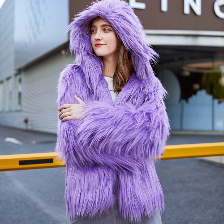 Trendy women's faux fur jacket with relaxed fit and voluminous sleeves Lune London