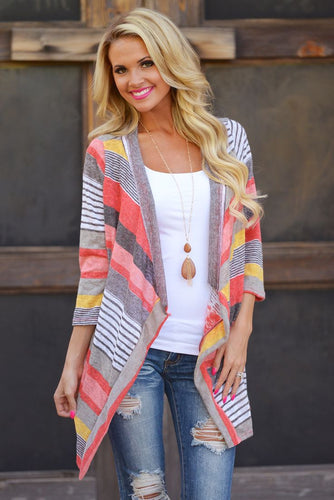 Cardigan pour femmes avec coupe asymétrique et motif de rayures colorées Chic & Stil