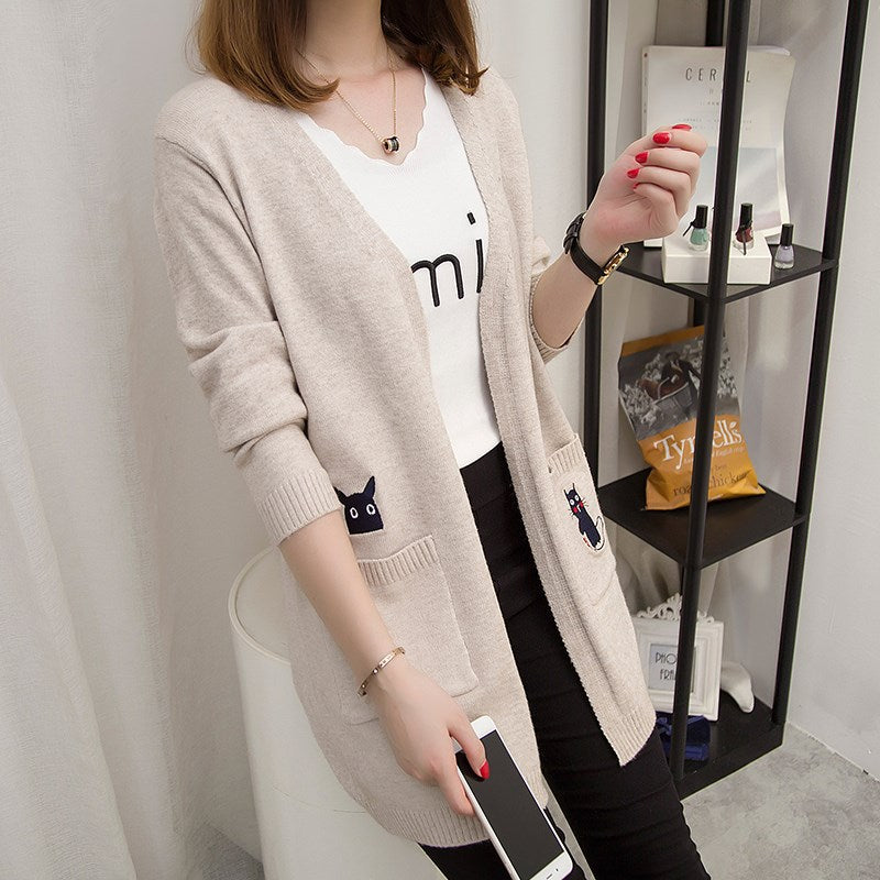 Cardigan pour femmes avec un motif de chat ludique et poches profondes Chic & Stil