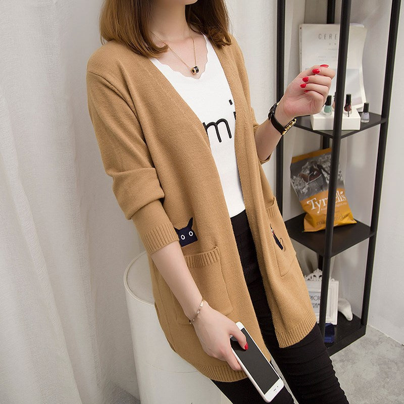 Cardigan pour femmes avec un motif de chat ludique et poches profondes Chic & Stil