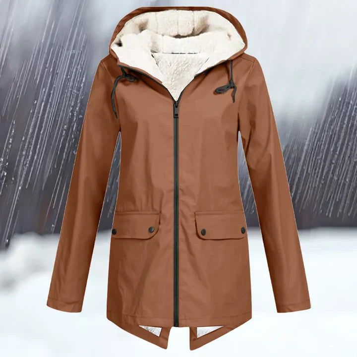 Amarae | a waterproof jacket with hood and reinforcement