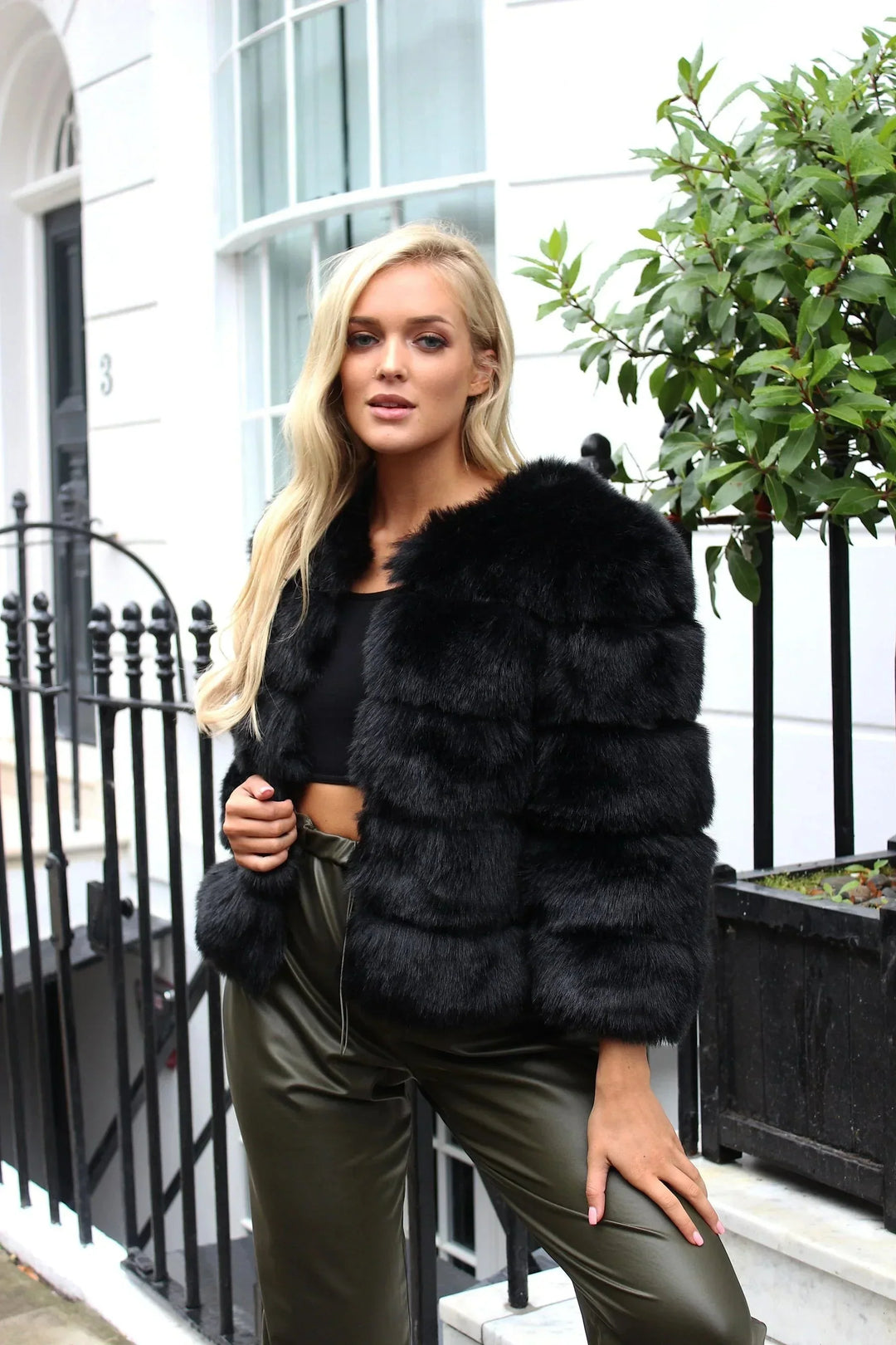 Chic Und Stil | Warm Short Fluffy Jacket Faux Fur Coat for Women