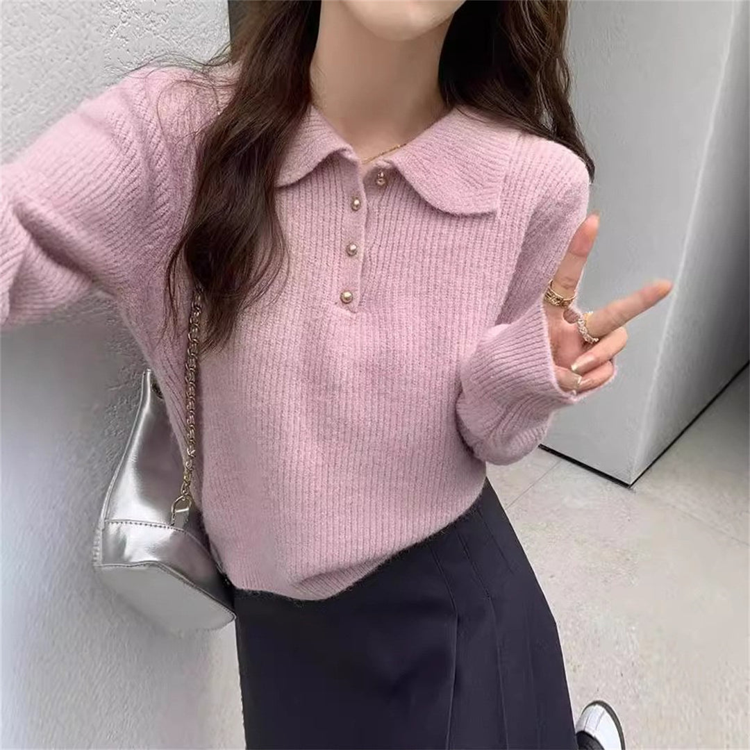 Pull féminin avec col polo texturé et détails de boutons Chic & Stil