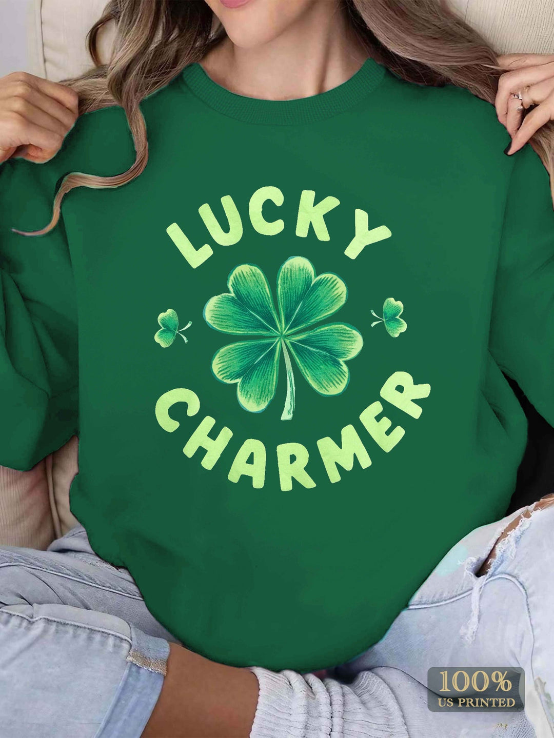 Sweatshirt pour femmes avec un design de trèfle tendance et une lettering inspirante Chic & Stil
